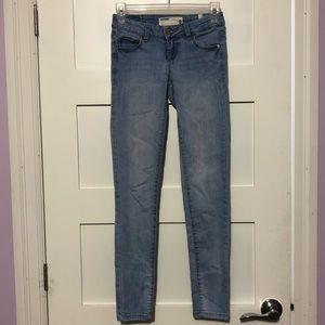 Light washed skinny jeggings
